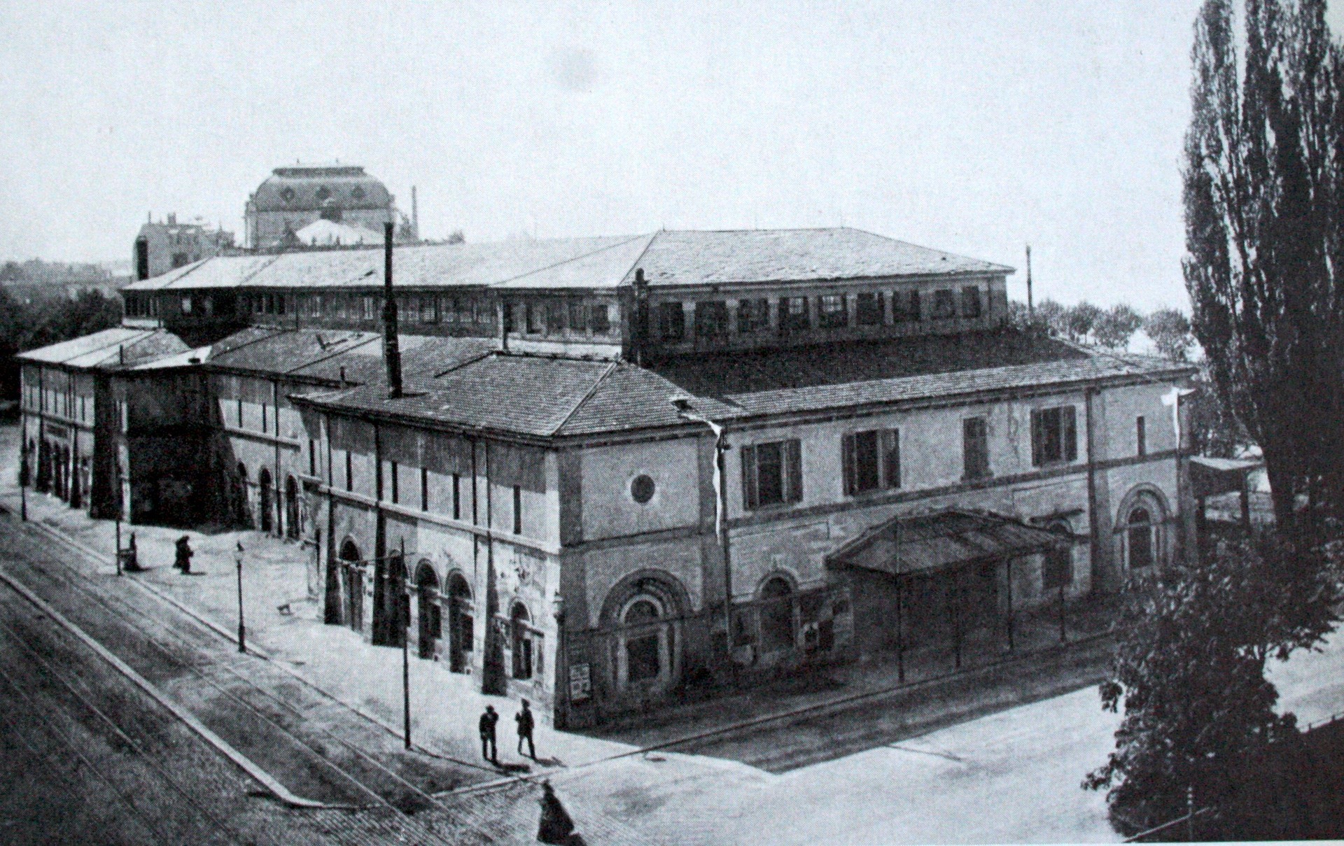 Die Alte Tonhalle mit Opernhaus im Hintergrund