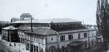 Die Alte Tonhalle mit Opernhaus im Hintergrund
